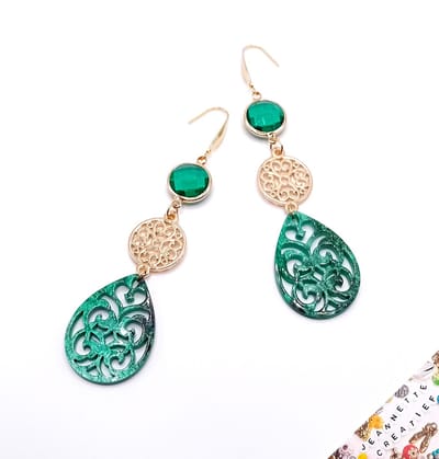 Jeannette-Creatief® - Resin - Resin Lange Statement Oorhangers Emerald Green Gold & Crystal Glass - XL Oorbellen - Groene Oorbellen - Oorbellen - Emerald Green - Feestdagen - Party Earrings - Oorbellen - Sieraden - Transformative Teal - Teal Green