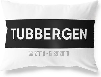 Tuinkussen TUBBERGEN - OVERIJSSEL met coördinaten - Buitenkussen - Bootkussen - Weerbestendig - Jouw Plaats - Studio216 - Modern - Zwart-Wit - 50x30cm