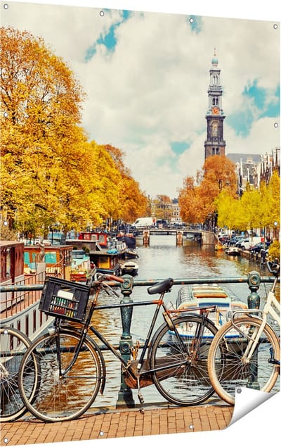 Gards Tuinposter Amsterdamse Brug bij een Brug met Fietsen - 120x160 cm - Tuindoek - Tuindecoratie - Wanddecoratie buiten - Tuinschilderij