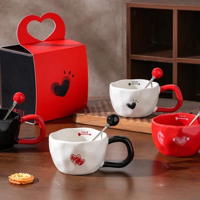 Geschenkdoos Schattige Creatieve Persoonlijkheid Liefde Mok met Koppels Souvenir Geschenk Keramische Kop met Lepel Waterbeker 330ML red