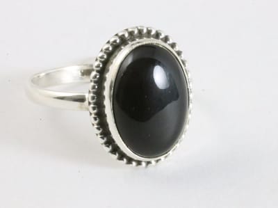 Bewerkte ovale zilveren ring met onyx - maat 22