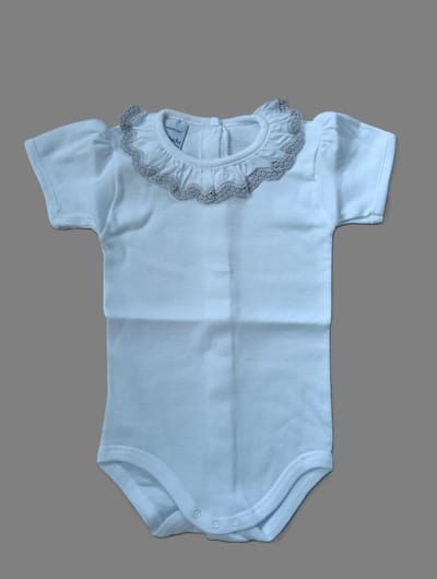 Babidu Romper/Body | Wit | Korte mouw | Katoenen ruche langs de hals met zandkleurig gehaakt randje| 1198|6 maand| maat 68