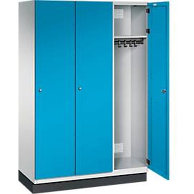 C+P Cambio locker, 3 vakken, met sokkel, B 1200 x D 525 x H 1980 mm, lichtgrijs/lichtblauw
