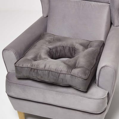 Homescapes orthopedisch zitkussen grijs met uitsparing, 50 x 50 cm - zitkussen met velours hoes