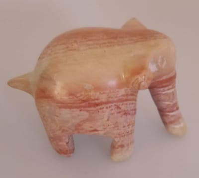 Nog meer sfeer in uw woonomgeving met deze prachtig handgemaakte olifant! Een bijzondere olifant gemaakt van speksteen, een zachte natuursteen. Vind een gezellig plekje in je huis, serre/tuinkamer of in de werkkamer. Voor uzelf of Bestel Een Kado.