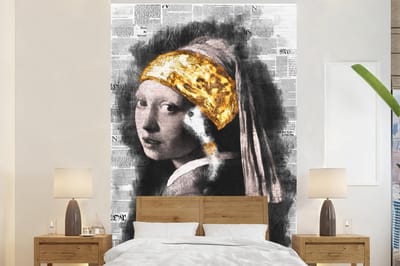 Behang - Fotobehang Meisje met de parel - Johannes Vermeer - Krant - Goud - Breedte 200 cm x hoogte 300 cm
