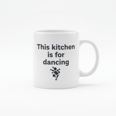 Grappige Keuken Tekst Koffiemok “This Kitchen Is for Dancing” – Woon & Koffieliefhebber Cadeaumok – Keramische Koffiebeker 330 ml