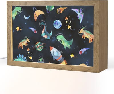 Nachtlampje 30x20 cm - Kinder lampje - Ruimte - Dino - Dinosaurus - Jongens - Tafellamp kinderkamer - Slaapkamer lamp - Bedlamp kinderen - Kinderlampje stopcontact - Wandlamp babykamer - Nachtlampjes