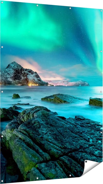 Gards Tuinposter Noorderlicht boven het Water bij Rotsen - 120x180 cm - Tuindoek - Tuindecoratie - Wanddecoratie buiten - Tuinschilderij