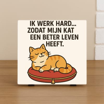 Spreuk Tegel 10,5x10,5cm – Humor Kat – Ik werk hard zodat mijn kat een beter leven heeft – Trendy Nu –Decoratie – Zomaar