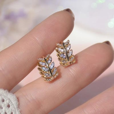 Huitan Esthetische Blad Oorbellen Modern Verfijnd Glanzend Cubic Zirconia Nobele Accessoires voor Vrouwen Verfijnde Bruiloft Sieraden