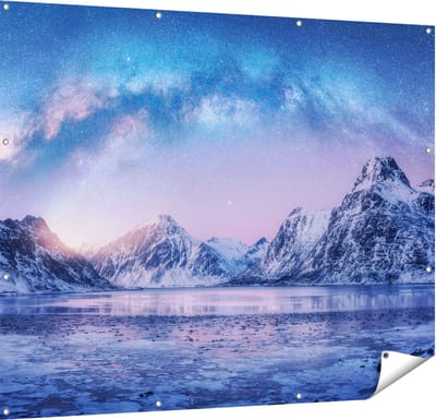 Gards Tuinposter Melkweg bij de Besneeuwde bergen - 150x120 cm - Tuindoek - Tuindecoratie - Wanddecoratie buiten - Tuinschilderij