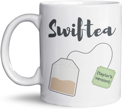Swiftea Mok – Taylor Swift Geïnspireerd – Swiftie Fan Mok – Keramische Beker 325 ml voor Thee & Koffie – Dubbelzijdig Bedrukt – Vaatwasser & Magnetron Bestendig – Cadeau voor Muziekliefhebbers en Fans