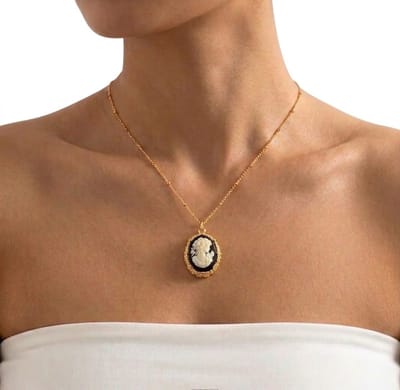 Goudkleurige ketting met zwarte ovale hanger – ketting voor dames – fijn schakelontwerp – fantasiehanger met cameoprofiel