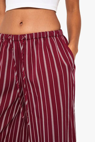 boohoo Dames Petite pijpenbroek met fijne streepjes, wijde pijpen en een tailleband met trekkoord | Rood | Maat: 38