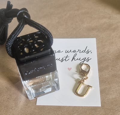 Autoparfum LUXOR by LETTER - U - Pockethug - 8 ml - Auto parfum | Car perfume | Autogeur | Autogeurtje | Parfum auto | Auto luchtje | Autoparfum houder | Autogeurtje | Autogeur | Car Perfume | Luchtverfrisser | Moederdag | Vaderdag | Vaderdag cadeau