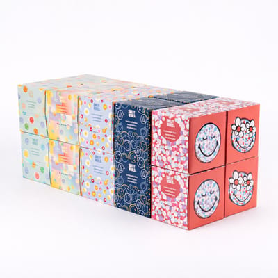 SmileyWorld® ultra zachte tissues - zakdoekjes - kleurrijke en gevarieerde ontwerpen - 5 unieke ontwerpen – compact formaat voor dagelijks gebruik - 20 sets kubusdozen met 48 vellen per doos-20 x 48 stuks = 960 zakdoekjes