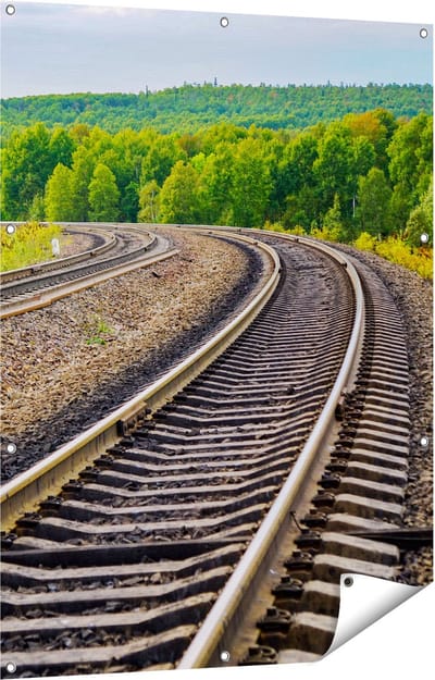 Gards Tuinposter Rails Spoorwegen in een Bocht - 90x120 cm - Tuindoek - Tuindecoratie - Wanddecoratie buiten - Tuinschilderij