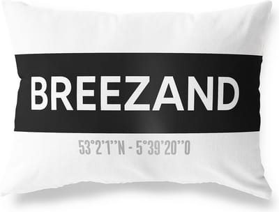 Tuinkussen BREEZAND - NOORD-HOLLAND met coördinaten - Buitenkussen - Bootkussen - Weerbestendig - Jouw Plaats - Studio216 - Modern - Zwart-Wit - 50x30cm