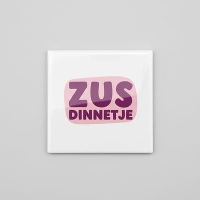 “Zus Dinnetje” Schattige Zus Keramische Tegel – 15×15 cm Roze Ontwerp Cadeau & Woondecoratie