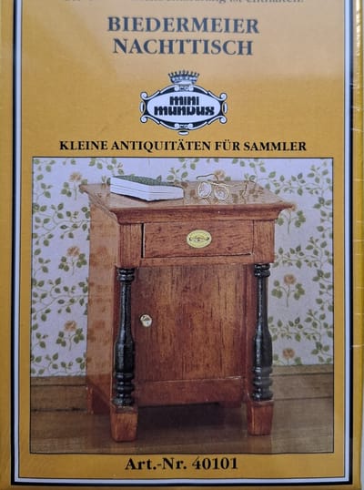 Mini Mundus 40101 Biedermeier Nachtkastje Bouwpakket – Houten Miniatuur Kastje 1:12 – DIY Poppenhuis Meubel – Zelf Verven/Beitsen