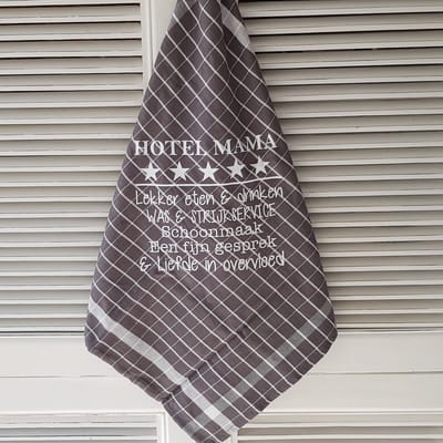 Theedoek grijs met grappige tekst bedrukt cadeau voor Hotel Mama / papa/ oma / en opa | Moederdag Vaderdag Cadeau voor Mama papa opa Oma vrouw dames man heren kerstmis zwangerschapsaankondiging verjaardag hoera jullie worden je wordt
