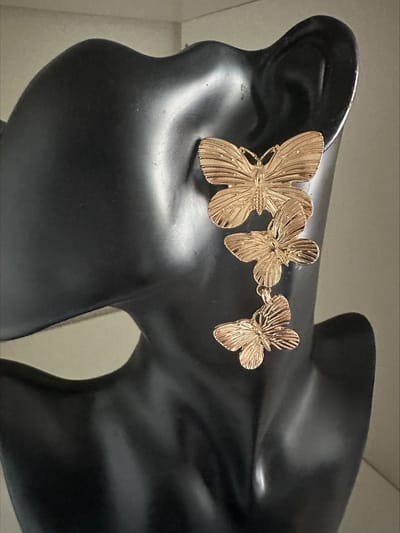 Goudkleurige vlinder oorbellen | Make up | Parfum | Moederdag | Verjaardagscadeau| Cadeautje| Valentijnsdag| Kado | sieraden | vaderdag | oorbellen | oorsieraden