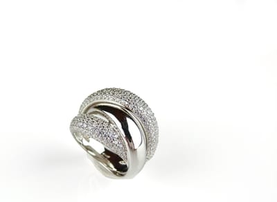 Brede ring in zilver gezet met cubic zirkonia