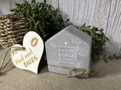 Creaties van Hier – Cement house Pluk de dag met houten hartje - 8 cm – Cement