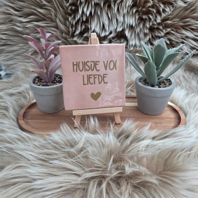 Robuust Wenstegeltje – Huisje vol Liefde – Hip trendy tegeltje – 10x10 cm – Wanddecoratie – Cadeau voor Nieuwe Woning, Housewarming of Gezinscadeau – Sfeervol en Persoonlijk – Trendy nu – Decoratief Tegeltje met Standaard – Cadeau Idee