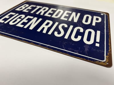 Betreden Op Eigen Risico NL - Vintage Bord - Metaal - 30 x 20 cm - 4 gaten om makkelijk op te hangen