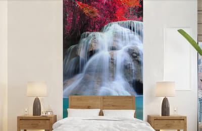 Behang - Fotobehang Waterval - Bomen - Rood - Landschap - Natuur - Breedte 120 cm x hoogte 240 cm