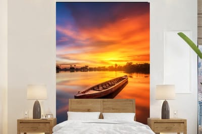 Behang - Fotobehang Boot - Water - Zonsondergang - Oranje - Water - Breedte 155 cm x hoogte 240 cm