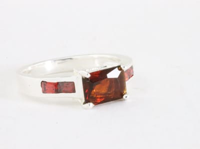 Hoogglans zilveren ring met granaat - maat 19.5
