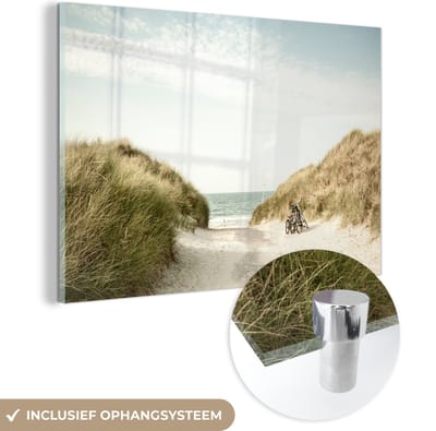 MuchoWow® Glasschilderij 120x80 cm - Schilderij acrylglas - Strand - Fiets - Wolken - Foto op glas - Muurdecoratie woonkamer - Wanddecoratie slaapkamer - Schilderijen