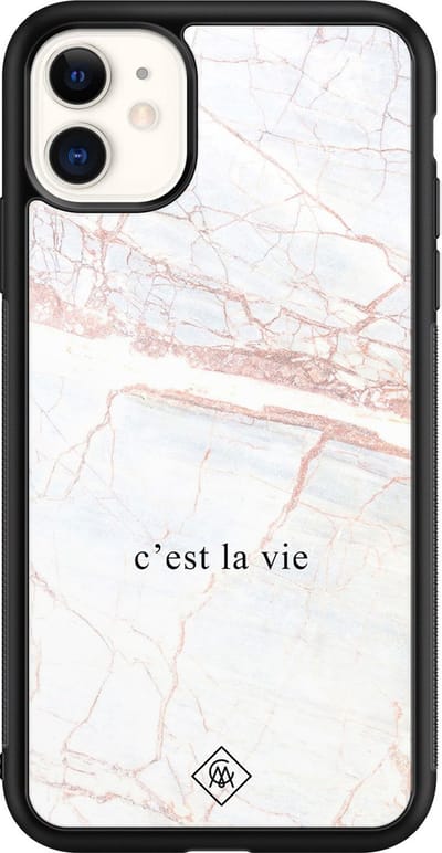 Casimoda® hoesje - Geschikt voor iPhone 11 - C'est La Vie - Luxe Hard Case Zwart - Backcover telefoonhoesje - Bruin/beige