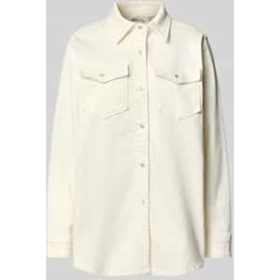 Relaxed fit jeansblouse met paspelzakken op de borst, model 'Dagmar'