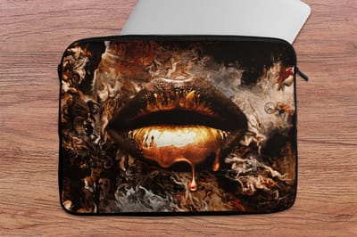 Laptophoes 14 inch - Goud - Lippen - Kunst - Goud - Luxe - Abstract - Laptop sleeve - Binnenmaat 33x23 cm - Zwarte achterkant - Back to school spullen - Schoolspullen jongens en meisjes middelbare school - Macbook air hoes - Chromebook sleeve