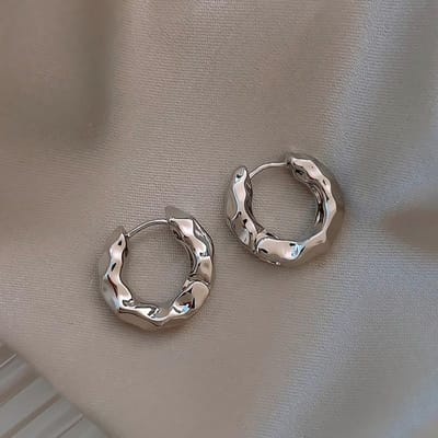 Prachtige mode vrouwen eenvoudige geplooide oorbellen vrouwen persoonlijkheid hoepel oorbellen verlovingsoorbellen sieraden cadeau gray