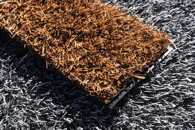 Bruin Kunstgras 2 x 4 meter - 25mm ✅ Nederlandse productie - Uitgeroepen zachtste Grastapijt ✅ Waterdoorlatend | Tuin | Kind | Dier