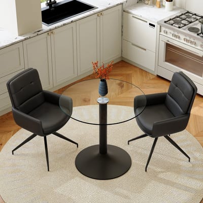 Eettafelset: Ronde eettafel van gehard glas met een lichte, luxe uitstraling, ondersteund door een zwart onderstel, gecombineerd met 2 zwarte, draaibare eetkamerstoelen van PU-leer.