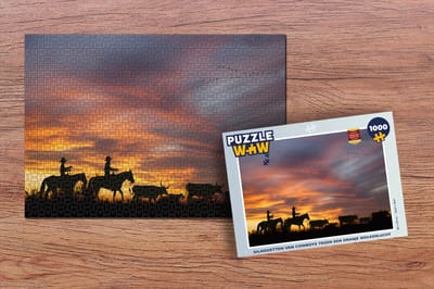 Puzzel Silhouetten van cowboys tegen een oranje wolkenlucht - Legpuzzel - Puzzel 1000 stukjes volwassenen