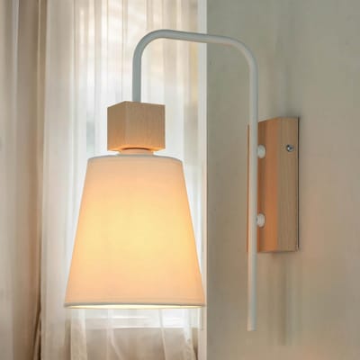 Stijlvolle wandlamp met houten accent en stoffen kap voor binnenverlichting