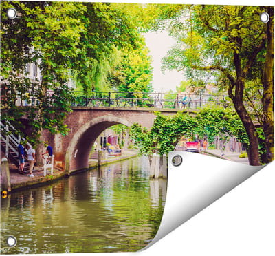 Gards Tuinposter Dichtbegroeide Brug op de Oudegracht in Utrecht - 50x40 cm - Tuindoek - Tuindecoratie - Wanddecoratie buiten - Tuinschilderij