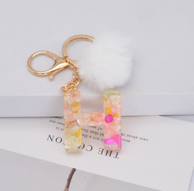 Letter Sleutelhanger A-Z – Luxe Initialen Sleutelhanger met Pompon & Kwastje – Tashanger voor Dames & Meisjes – Accessoire voor Sleutelbos, Handtas, Rugzak & Autosleutel – Persoonlijk Cadeau voor Vrouw, Moeder, Dochter & Vriendin