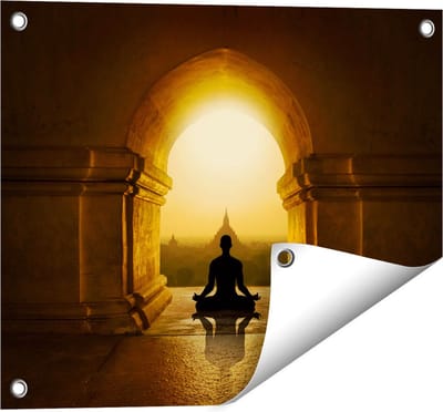 Gards Tuinposter Man Doet Yoga in een Boeddha Tempel - 50x40 cm - Tuindoek - Tuindecoratie - Wanddecoratie buiten - Tuinschilderij