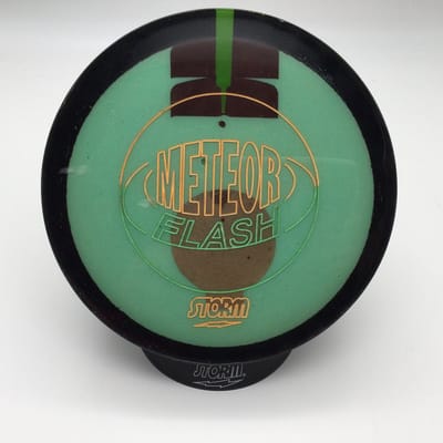 Bowling Bowlingbal 'Storm  1/2 - Meteor Flash' opengewerkte bal op zwarte storm bal cup, laat zien hoe de bal is opgebouwd