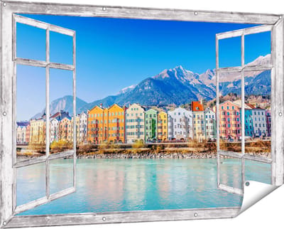Gards Tuinposter Doorkijk Gekleurde Huisjes in Innsbruck, Oostenrijk - 150x100 cm - Tuindoek - Tuindecoratie - Wanddecoratie buiten - Tuinschilderij