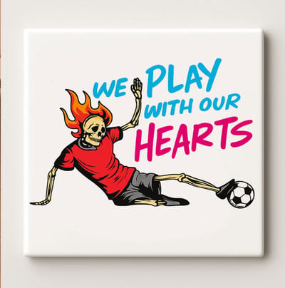 We Play With Our Hearts Voetbal Tegel – 15x15cm Keramische Wanddecoratie – Stoer Schedelontwerp Cadeau voor Voetballers & Sportliefhebbers