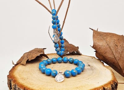 Handgemaakte natuursteen Geluksarmband met hanger "Astrologische Symbolen " Blauw howliet gesponnen goud" -8 mm diameter van de korrel- Diameter armband 20 cm - Kies je favoriete Astrologische Symbolen - Een mooi cadeau voor familie en vrienden